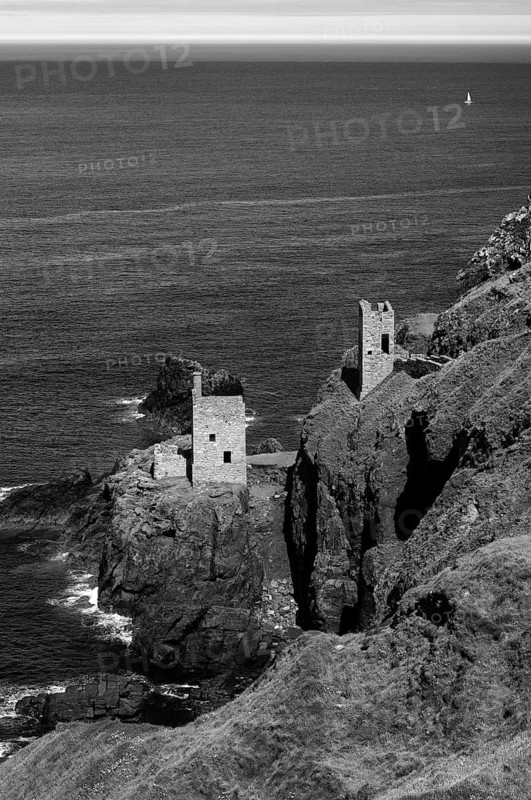 Ruin, Crown Mine engine houses, Botallack Tin Mine, tin mine, tin mine, mining, Pendeen, Trewellard near St Just in Penwith, black and white, coast, cliffs, Cornwall, England, Great Britain, Great Britain