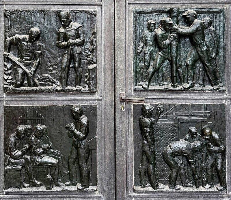 Depictions from the everyday life of miners in bronze reliefs by Otto Bussmann and Maria Schlüter at the door portal, Deutsches Bergbau Museum, Bochum, Germany
