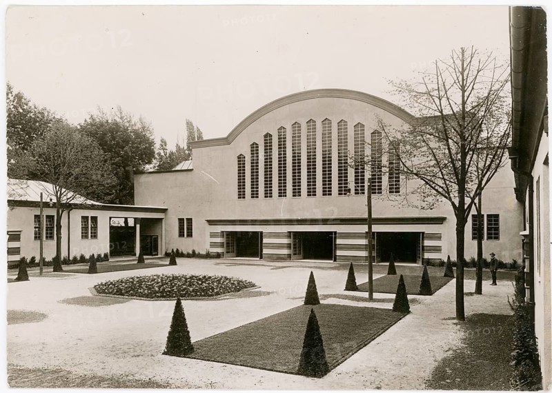 Koblenz, The Rhine its development and effect, exhibition, exhibition hall, 1927, symmetrical garden with a modern building in the background, clear sky
