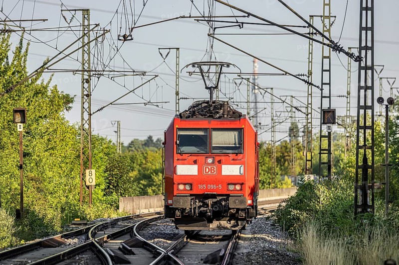 Freight locomotive on the Schusterbahn, a bypass of Stuttgart Central Station. The route is primarily used by freight trains. Stuttgart, Baden-Württemberg, Germany