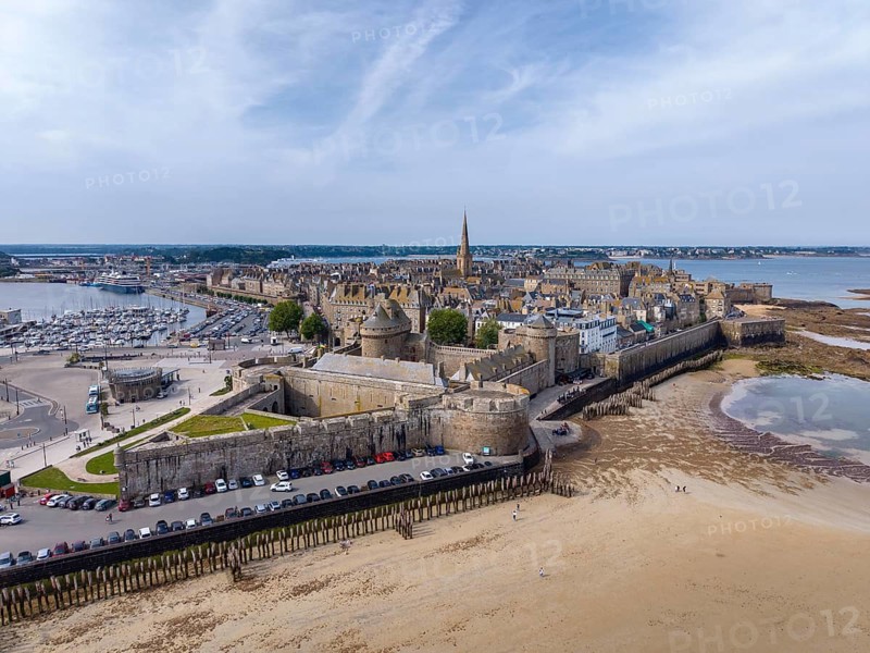 Aerial view of the famous corsair town of Saint Malo, with its distinctive granite buildings, city fortifications and wide sandy beach at low tide, Côte d'Émeraude, Emerald Coast, Ille-et-Vilaine department, Brittany, English Channel, France