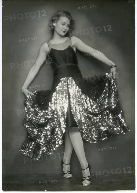 Lilian Harvey, actress, film, 1906-1968, Berlin, elegant woman in sequined dress, posing in a stylish vintage photo, Martin Badekow, twenties, around 1928