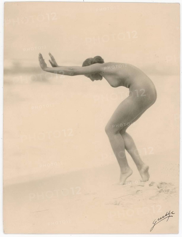 Female nude, dance, gymnastics, grace, body-conscious, canteen, naked woman on the beach in a dynamic pose in black and white photography, Selma Genthe, 1877-1939, around 1926