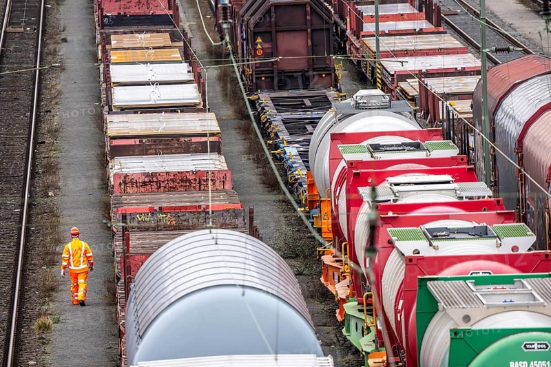Shunters, check the assembled freight cars at the Hagen-Vorhalle marshalling yard, is one of the 9 largest in Germany, it is located on the Wuppertal-Dortmund railway line and has 40 directional tracks on which freight trains of all types are assembled, North Rhine-Westphalia, Germany