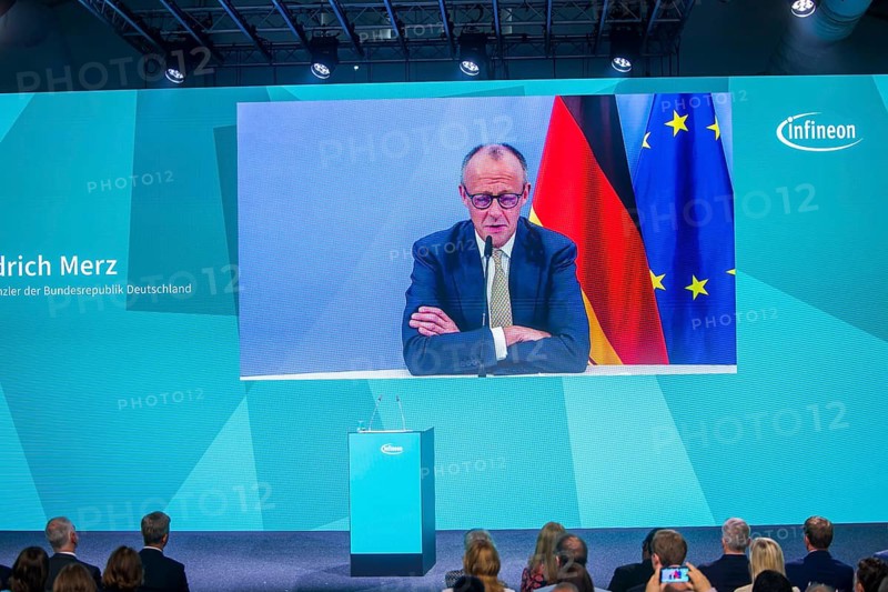 Infineon Smart Power FAB opens in Dresden. The Federal Chancellor was shown via live button, Dresden, Saxony, Germany
