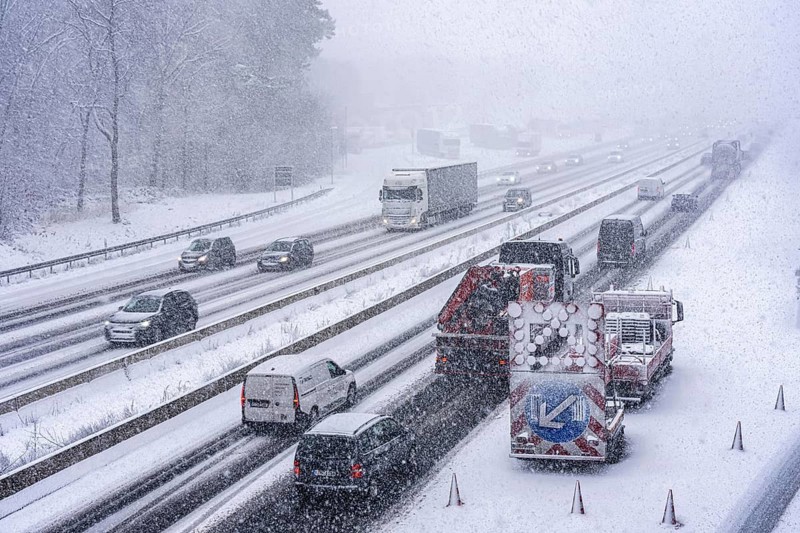 The onset of winter in North Rhine-Westphalia, heavy snowfall, A3 motorway near Hilden, near Ohligser Heide rest area, snow-covered roads, traffic is sometimes just slowing down, North Rhine-Westphalia, Germany