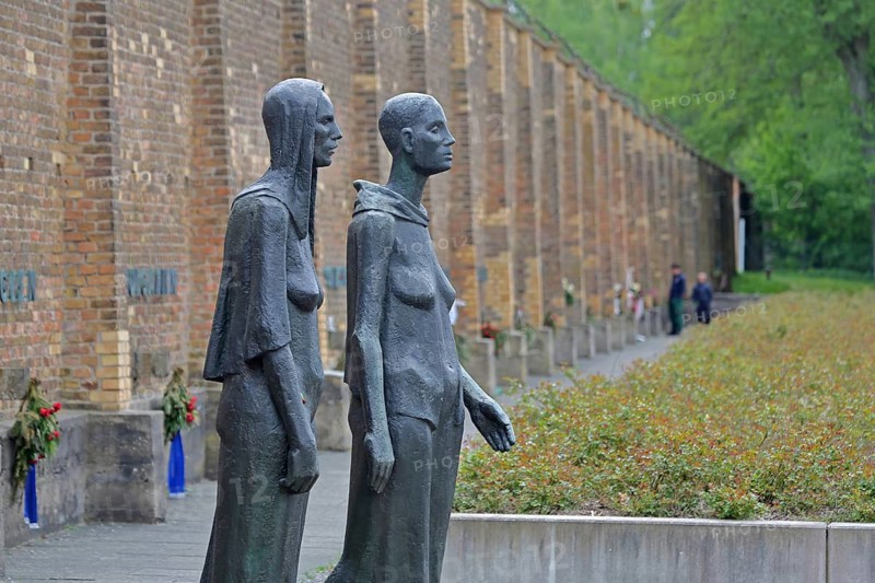 Women's group sculpture by Will Lammert 1959, modern art, bronze sculpture, life size, memorial and memorial, woman's concentration camp, Nazi era, fascism, concentration camp, memorial, Ravensbrück, Fürstenberg-Havel, Brandenburg, Germany