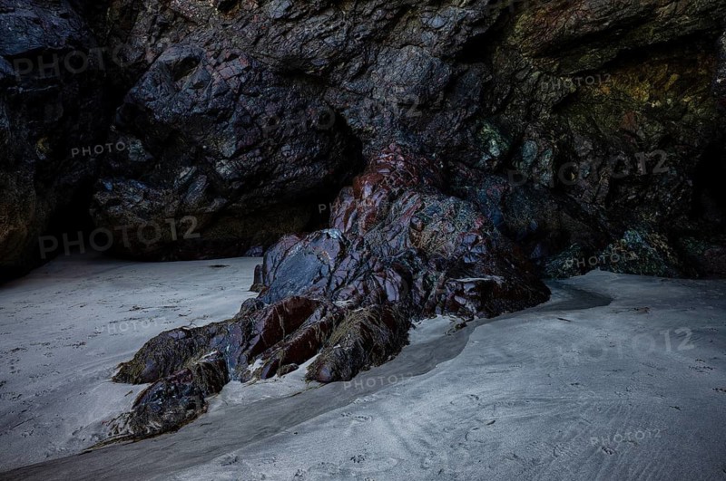 Wet rock in cave glows in various colors, coast, rock formations, rocks, sandy beach, beach, Kynance Cove, Mount's Bay, Lizard Peninsula, peninsula, Cornwall, England, Great Britain, Great Britain