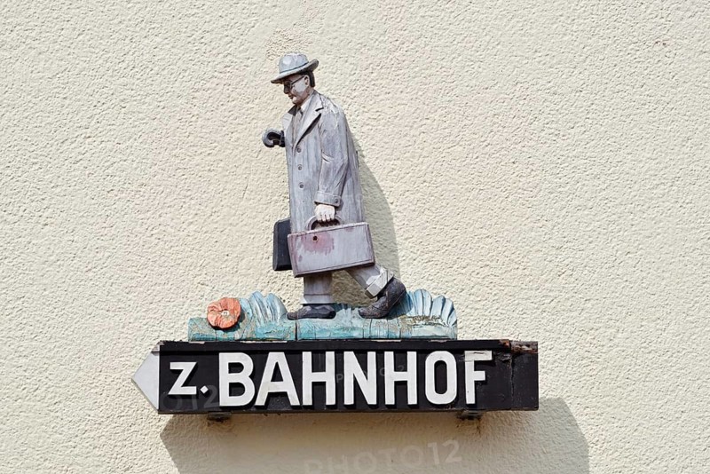 Sign 'z. Bahnhof' on a house wall, Radolfzell am Lake Constance, Baden-Württemberg, Germany