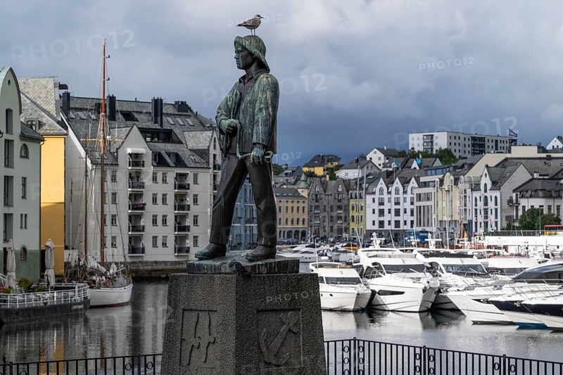 Fiskergutten or Fisherboy sculpture by sculptor Knut Skinnarland, city center, Ålesund or Alesund, Ålesundet, Møre og Romsdal Fylke, Norway