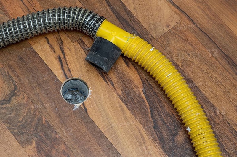 Core drilling in laminate flooring for screed insulation layer drying after water damage due to a defective washing machine connection