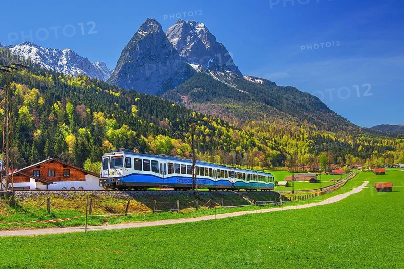 Zahnradbahn der Bayerische Zugspitzbahn vor dem Waxenstein 2277m, Garmisch-Partenkirchen, Loisachtal, Werdenfelser Land, Upper Bavaria, Bavaria, Germany