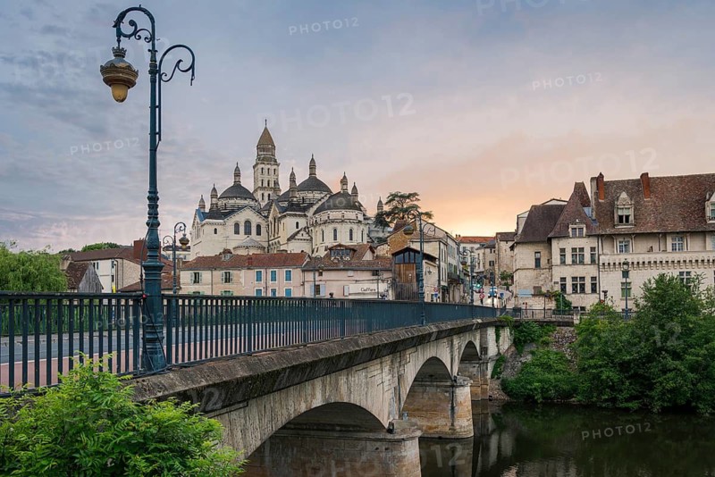 Pont des Barris with Saint-Front Cathedral in evening light in Pèrigueux, Dordogne, France