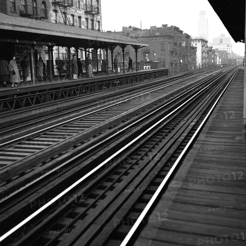 New York, USA, Manhattan, Elevated RR, 3rd Avenue, built in 1878, dismantled in 1955, public transport, black and white photo of a platform with people and rails, urban railroad environment, Harold Chazen, 1928-2009, around 1950