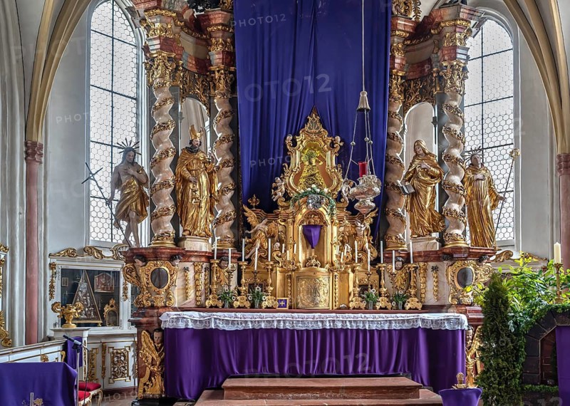 Altar of the Holy Trinity parish church, founded in 1364, Kösslarn, Marktplatz 35, Lower Bavaria, Germany