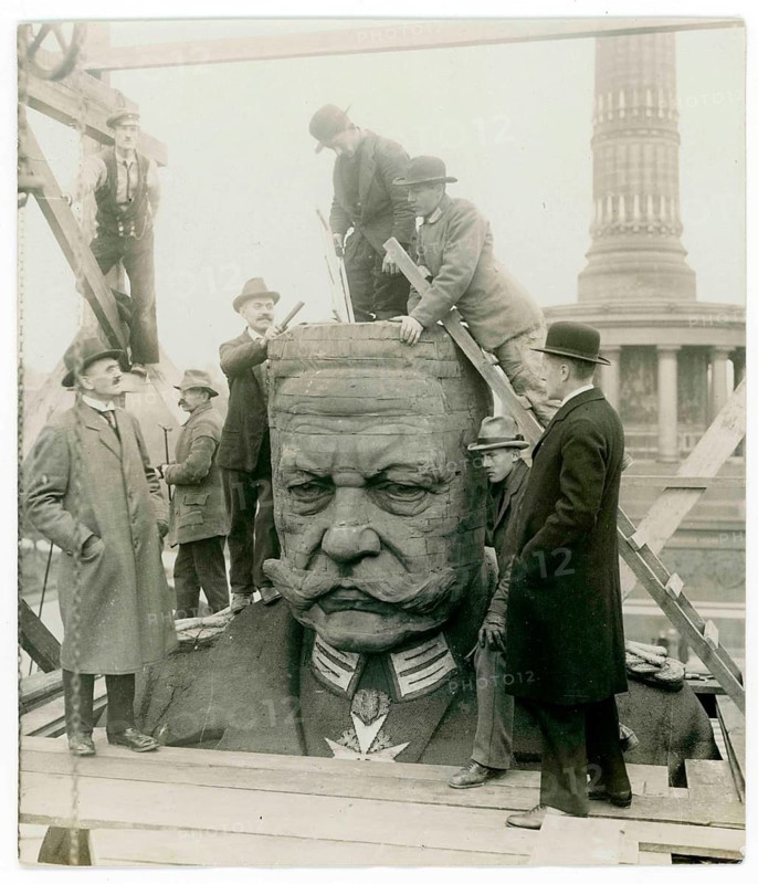 Hindenburg Memorial, Iron Hindenburg, World War I, Victory Column, men erect a large sculpture in an urban construction site environment, 4.9.1915, Alred Frankl