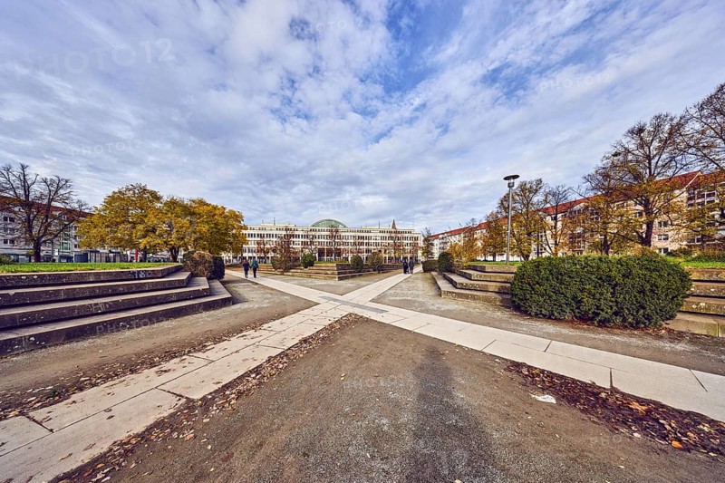 Wilhelmgalerie commercial building, Platz der Einheit park, general architecture, trees, paths, seating steps, autumn leaves, autumn leaves, blue partly cloudy sky, cloudy, cirrostratus clouds, white and gray cumulus clouds, diffuse light, slightly sunny, Potsdam, state capital, district-free city, Brandenburg, Germany