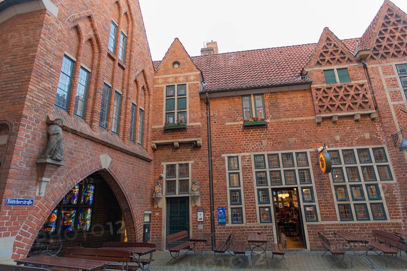 House of St. Peter, Böttcherstraße 3-5, cultural monument in the old town, eaves house with gables, architects Alfred Runge and Eduard Scotland, English country house style, red brick building, tourist attraction, pedestrian zone, Hanseatic city of Bremen, historic Böttcherstraße in the old town of the Hanseatic City of Bremen from the 1920s, example of clinker expressionism architecture, artistic design, brick architecture, tourist popular destination, Germany