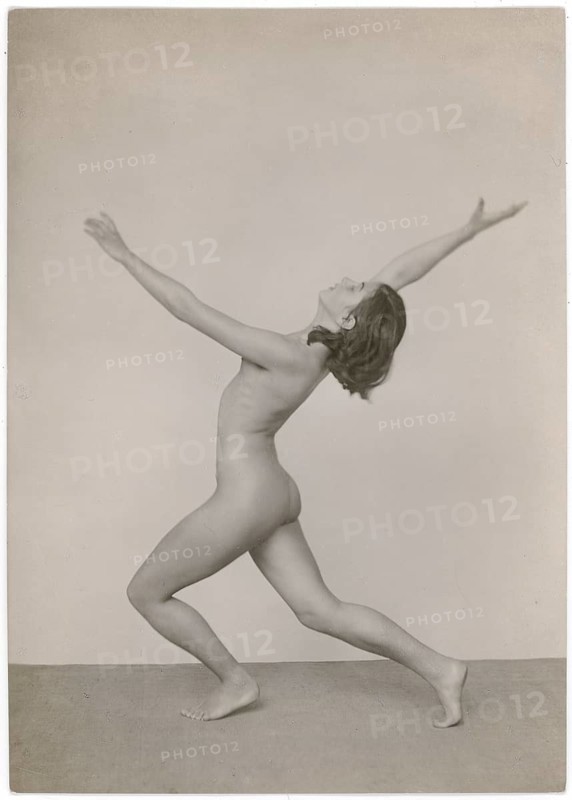 Female nude, dance, gymnastics, grace, body-conscious, canteen, naked woman in dynamic dance movement in black and white in the studio, Selma Genthe, 1877-1939, around 1926