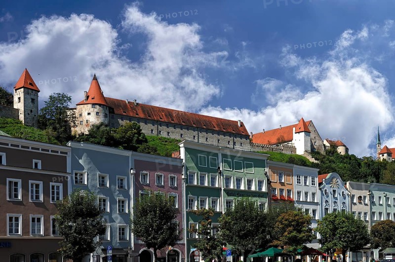 Historic houses on the town square, the large castle complex at the top, the longest castle in the world, Burghausen, Upper Bavaria, Germany