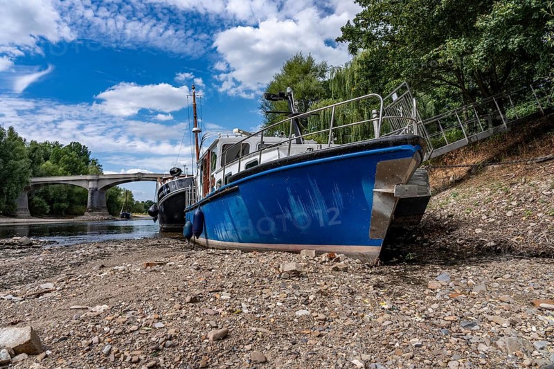 Low water in the Rhine, motor boats in the sports boat harbor in Bad Honnef, aground, lie dry, on the island of Grafenwerth, on a dead branch, large sandbanks, barely any shipping traffic, freighters may only sail with significantly reduced load and reduced speed, North Rhine-Westphalia, Germany