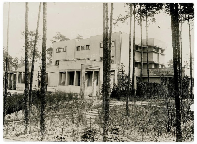Berlin, Villa Goldstein, Charlottenburg, Arysallee 2, Sensburger Alle 17, architect, Arthur Korn, Jewish, 1891-1978, emigration, new building, garden design, Richard Neutra, later use House of German Gymnastics, modern, large modern building in a wooded area surrounded by tall trees, around 1927