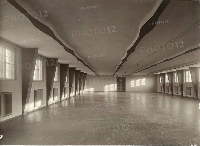 Post Office, Berlin SW 29, Kreuzberg, Bergmannstraße 72, large attic room, open-plan office, Art Deco, An empty room with distinctive ceiling patterns and light falling through the windows, 1929