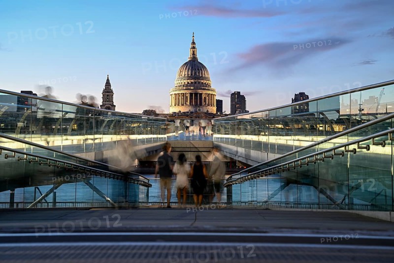 Evening scene on the Millennium Bridge over the Thames, blue hour, in the background St Paul's Cathedral, City of London, London, England, Great Britain, Great Britain