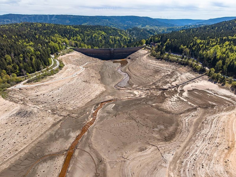 Aerial view of the Schwarzenbach dam near Forbach was almost completely drained in April 2026 for extensive inspection and expansion work. This is the fourth time in its 100-year history (after 1935, 1952 and 1997) that the dam has been completely drained. The authorities expressly warn against walking on the empty reservoir bottom, as the muddy ground is not stable in places. Forbach, Rastatt district, Northern Black Forest, Black Forest, Baden-Württemberg, Germany