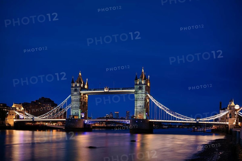 Night view, Thames, Tower Bridge, illuminated, behind Canary Wharf, blue hour, dusk, London, England, Great Britain, Great Britain
