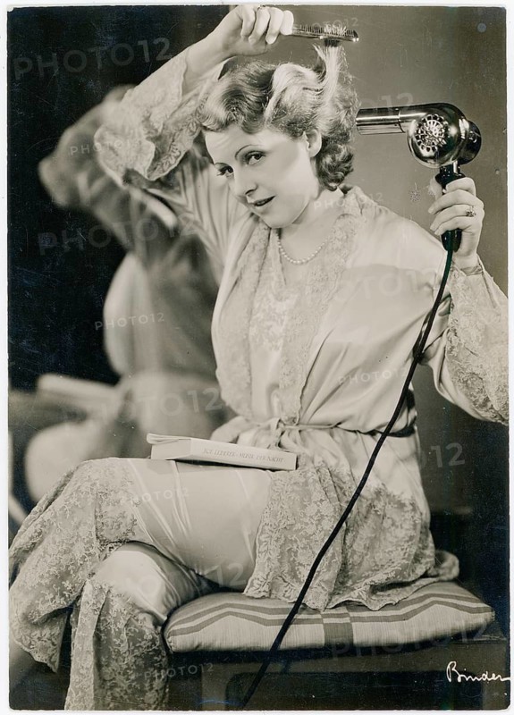 Commercial photography, Protos hair dryer, twenties, woman hairdressing with a hair dryer, elegantly dressed in a kimono, Alexander Binder, 1925