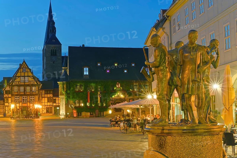 The Münzenberger Musikanten illuminates the Quedlinburg Harz marketplace in Germany