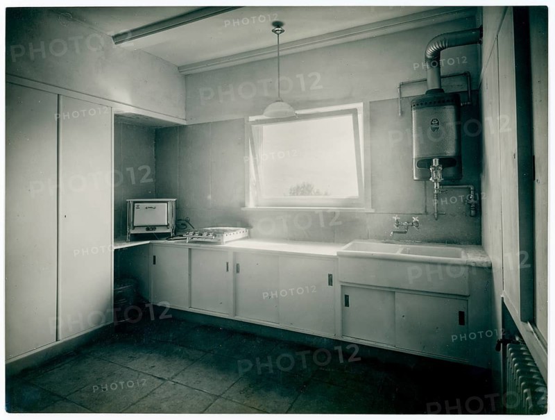 Apartment, kitchen, Hans Pölzig, architecture, modern, new building, exhibition, The apartment, Stuttgart, functional, simple, functional kitchen with modern appliances and rectangular window, Dr. Lossen, 1927