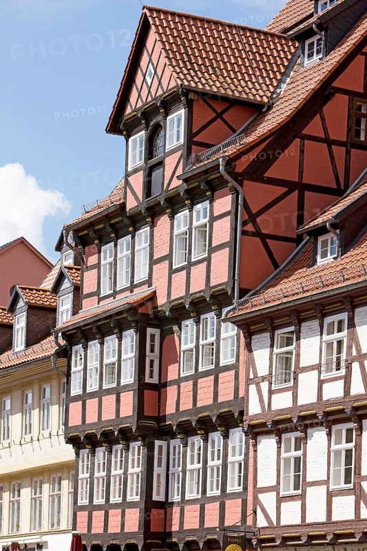 Half-timbered houses, Quedlinburg, market square, old town, UNESCO World Heritage, half-timbered architecture, historic buildings, medieval town, Renaissance facades, heritage-protected building, Saxony-Anhalt, city history, half-timbered town, cobblestones, Quedlinburg town hall, historic marketplace, Germany, cultural monument, old town ensemble, tourism, architecture, gabled houses, timber frame, city view, historic center, Harz, picturesque, half-timbered facades, monument preservation, tourist attraction