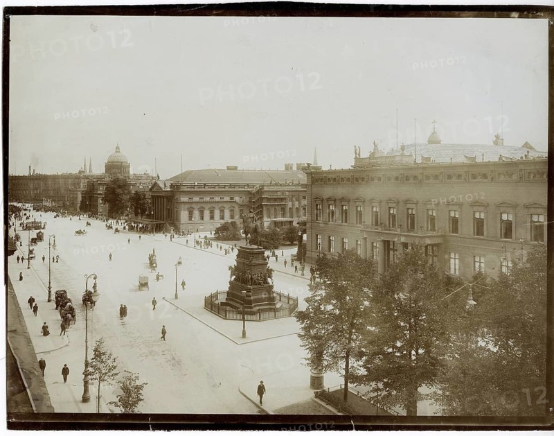 Berlin, Mitte, Unter den Linden, Crown Prince Palace, City Palace background, statue of Frederick II, overview of a wide city street with monumental buildings and a central monument, enlivened with people, Oskar Sparke, around 1908