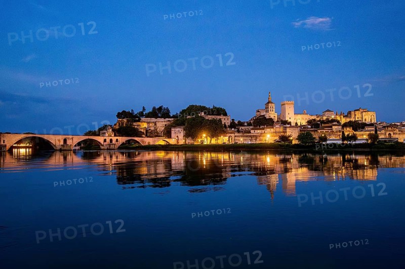 The bridge and the city of Avignon in the evening light, Avignon, France