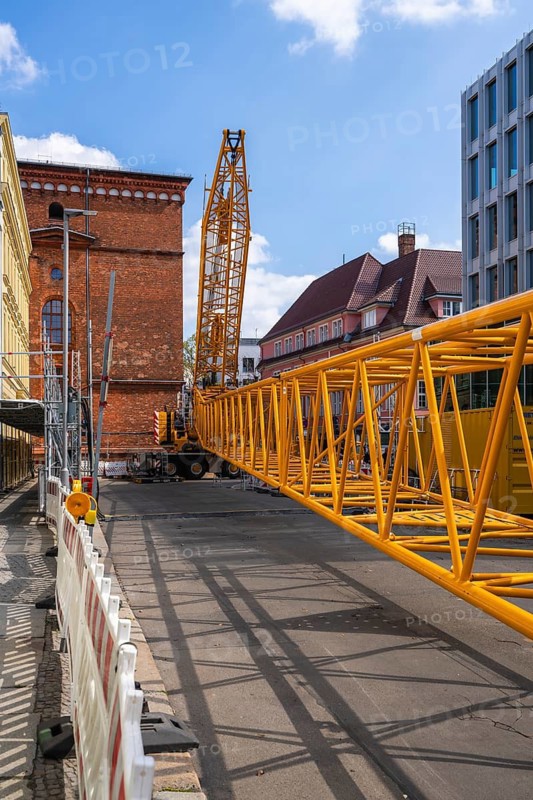 Mobi Hub, heavy construction machine with special technology setting up a crane in the narrow Schumannstraße at Agries Sorma Park, Berlin, Germany