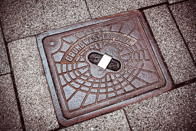 Cast iron lid with inscription groundwater level in Bergedorf, Hamburg, Germany +++ editorial use only