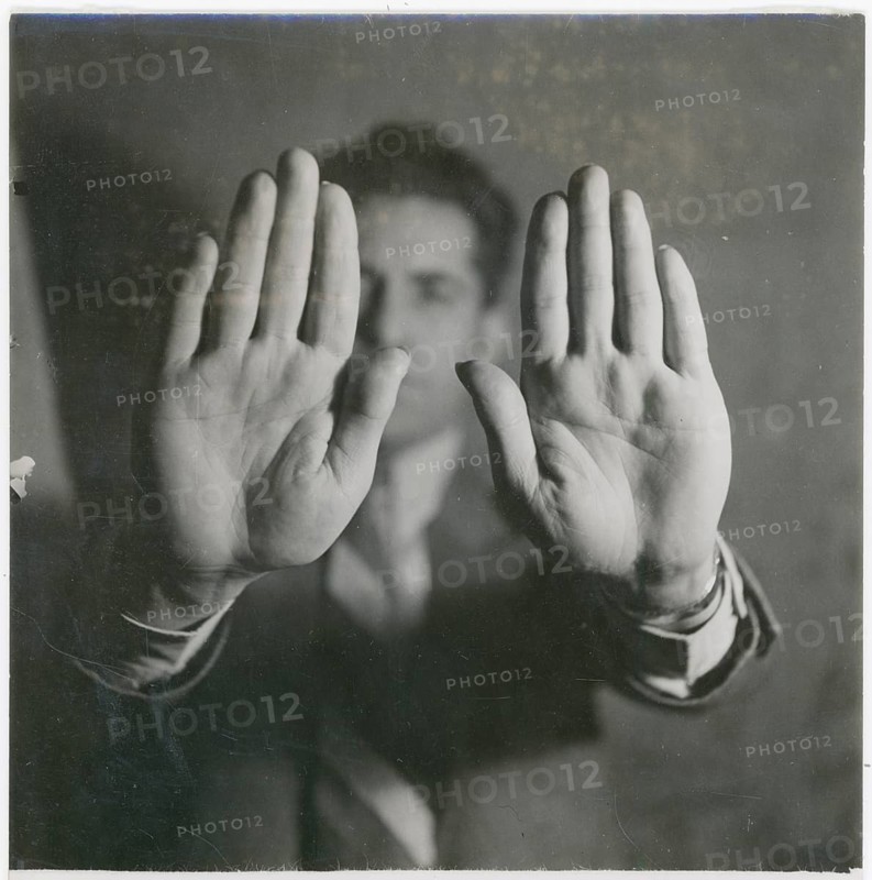 Portrait Coleani, France, actor, hands, hand study, character study, black and white portrait of a man with open hands in the foreground, Michael Brodsky, around 1935
