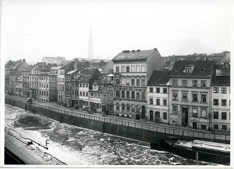 Berlin, Mitte, Friedrichsgracht, Spree, aerial view, St. Peter's Church background, city view along a river with historic buildings on the banks in black and white photography, around 1908