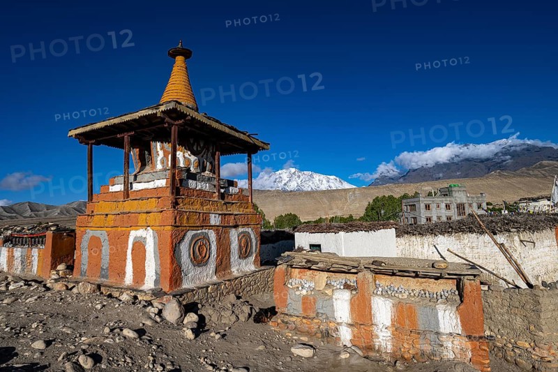 Buddhist stupa, also choerten, tsarang, mustang, upper mustang, former kingdom, Himalayas, Nepal