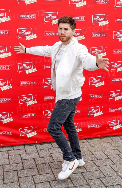 Joey Heindle at the press conference in Oranienburg on 23.04.2025. Bernhard Brink is honoured for his life's work. The Schlager Radio Festival comes to Neuruppin on 24 May 2025 at the Hanger - 312
