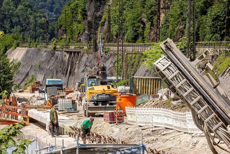 Total closure of the B10 federal road on the Geislinger Steige. New retaining structures are being built or renewed over a total length of three kilometers. The roadway is also being renewed. Deutsche Bahn's Filstall line runs parallel to the road between Geislingen and Amstetten. The Alb climb to the Swabian Jura is considered the first mountain crossing of a railroad in continental Europe. Geislingen an der Steige, Baden-Württemberg, Germany