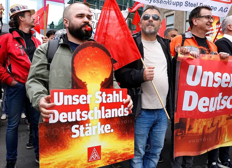 Steelworkers demonstrate during an IG Metall demo for the future of the steel industry, at the Federal Ministry of Economics and Climate Protection, Berlin, 12.06.2026, Berlin, Germany
