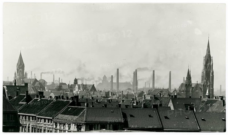 Essen, panorama, chimneys, chimneys, environmental pollution, industry, Ruhr region, view of a city with many chimneys that emit smoke, historic buildings in the background, photo Essen Transport Office, around 1932
