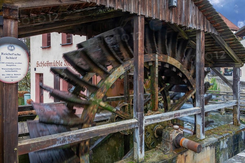 Waterwheel of the historic Schleif Mühle, first mentioned in 1380, Lauf an der Pegnitz, Middle Franconia, Bavaria, Germany