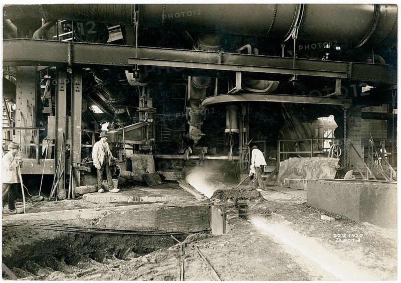 Krupp, blast furnace plant, Essen-Borbeck, Stahl Industrie, Ruhr region, workers monitoring a large machine in an industrial environment full of dust and metal, photo Essen Transport Office, around 1932
