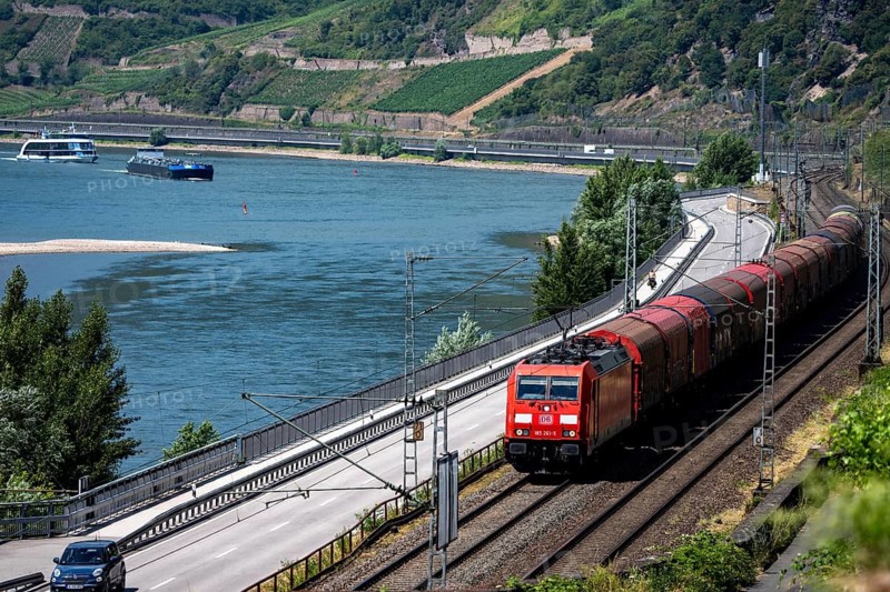 On the right bank of the Rhine between Rüdesheim and Koblenz, one of the busiest railway lines in Europe, around 250 trains, including over 150 freight trains, run on the train ticket around the clock daily, extreme noise pollution for residents, some of whom live a few meters away from the train line, it will be completely closed for half a year in July 2026 and to renovate and modernize the line in many places, between Lorch and Aß Mannshausen, Rhineland-Palatinate, Germany