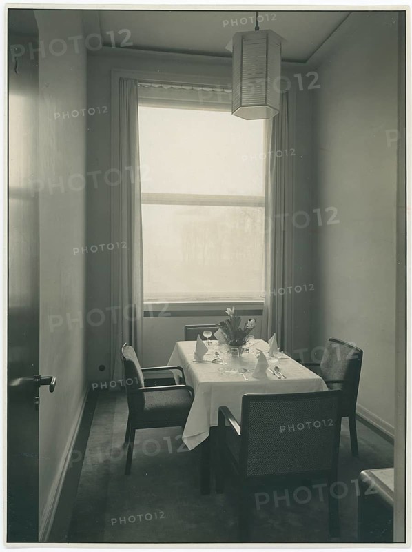 Apartment, KSzimmer, Hans Pölzig, architecture, modern, new building, exhibition, The apartment, Stuttgart, functional, minimalistic dining room with set table next to a large window in monochrome colors, Dr. Paul Wolf, 1927
