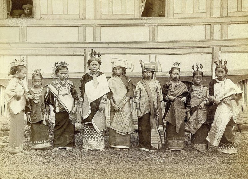 Padang, Indonesia, West Sumatra, Minangkabau, woman, ethnic, matrilineal, matrilocal, group of woman in traditional dress posing in front of a historic building, Christiaan Benjamin Nieuwenhuis, 1863-1922, around 1910